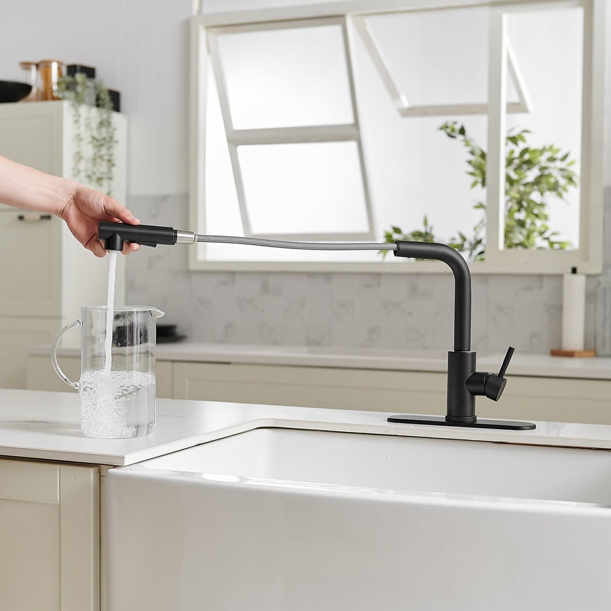 Single Hole Single-Handle Pull out Kitchen Faucet Black - buyfaucet.com